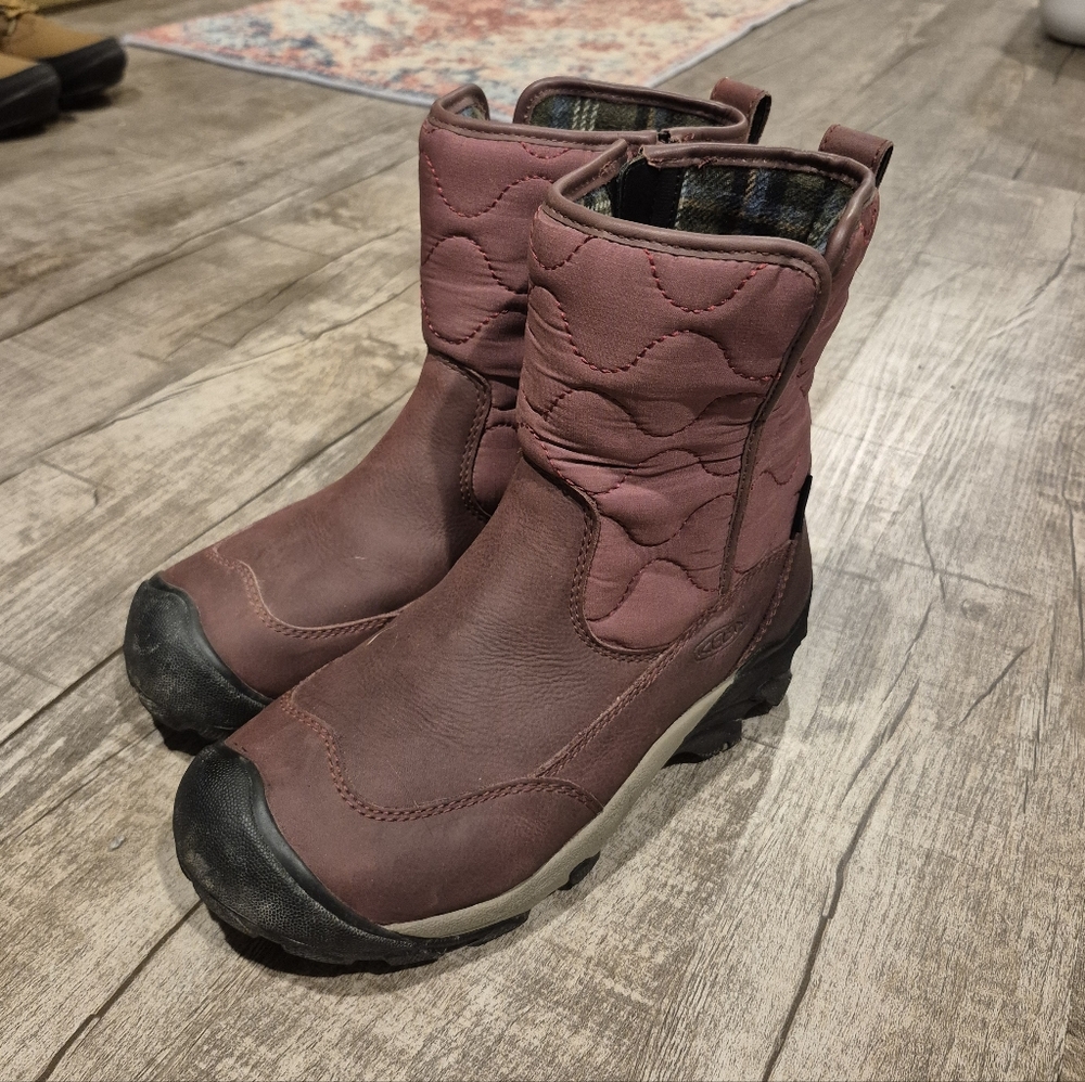 KEEN Betty Winter Boots Burgandy Short Women Quilted Size 8